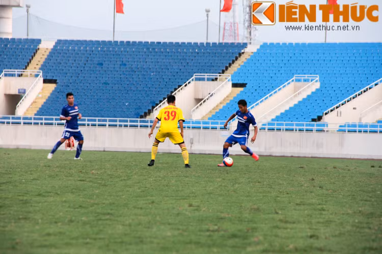 U23 Việt Nam bắt đầu cầm nhịp lại trận đấu và triển khai được những tình huống nguy hiểm về phía khung thành của CLB Hải Phòng.