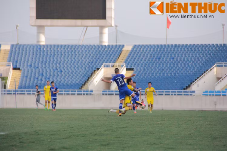 Mặc dù chỉ là một trận đấu giao hữu nhưng cả hai đội đều có những pha vào bóng hết sức quyết liệt.