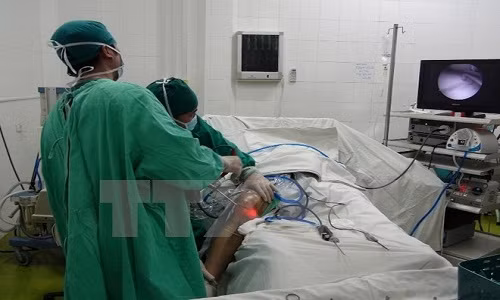Bi thuong chan trai, mo nham chan phai: BV Viet Duc noi gi