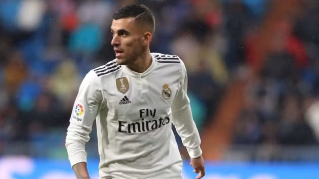  Chuyển nhượng cầu thủ từ Marca, thượng tầng Real Madrid đã thay đổi quan điểm, sẽ không bán Dani Ceballos ngay mùa hè năm nay. HLV Zidane bất ngờ muốn cho Ceballos thêm cơ hội chứng tỏ bản thân, vì thế ở lại Bernabeu thêm ít nhất 1 mùa giải là phương án khả dĩ với sao trẻ người Tây Ban Nha.