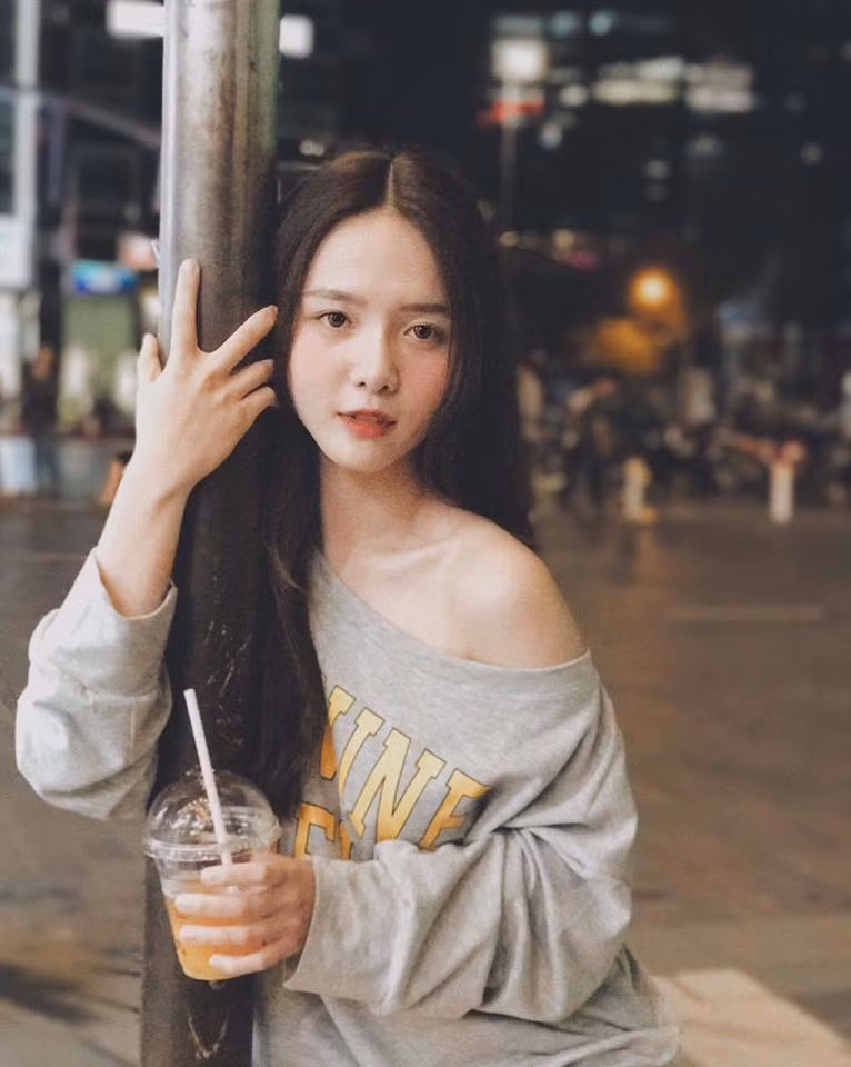 Nhiều dân mạng sau khi ngắm Phương Ngân không khỏi nuối tiếc vì cô bạn đã có người yêu và còn buông lời tếu táo rằng "Phải chăng vì là hoa đã có chủ nên cô nàng chưa được biết đến nhiều như những cái tên đình đám của ĐH Hoa Sen như Anh Thư, Châu Thư, Vi Nguyễn?".