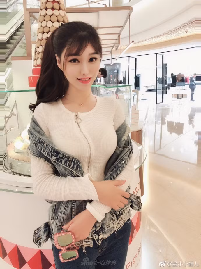 Theo tìm hiểu, cô gái gây chú ý này có nickname trên mạng xã hội là Kim Tiểu Miêu Nhi, là một hot girl đi theo hình ảnh trưởng thành, gợi cảm.