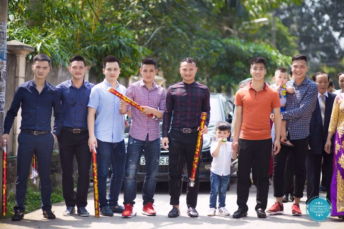 Trong thời gian dưỡng thương, Trọng Hoàng đã tranh thủ về dự đám cưới của người đồng đội cũ tại CLB SLNA cũng như tại tuyển Việt Nam.