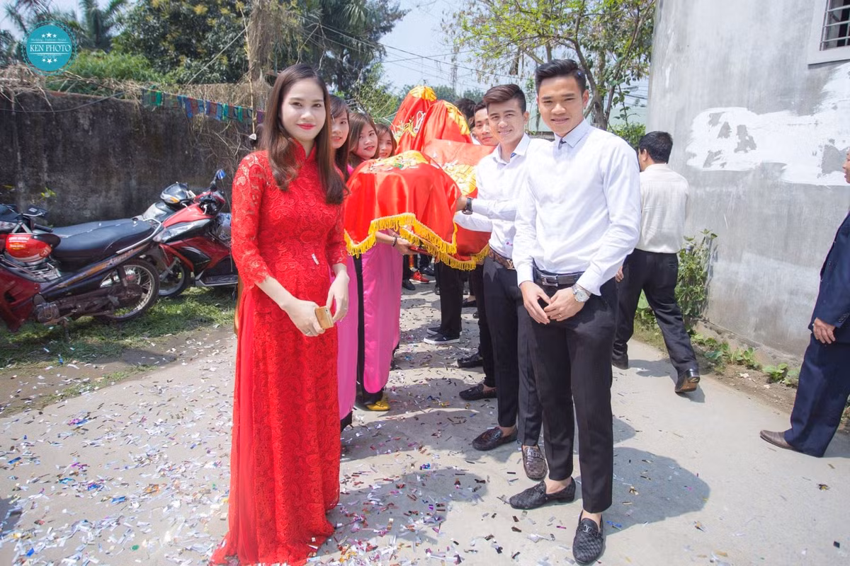 Các cầu thủ như Mạnh Hùng, Tấn Tài hay Ngọc Hải đều "nằm" trong đội hình bê tráp của thủ thành Nguyên Mạnh.