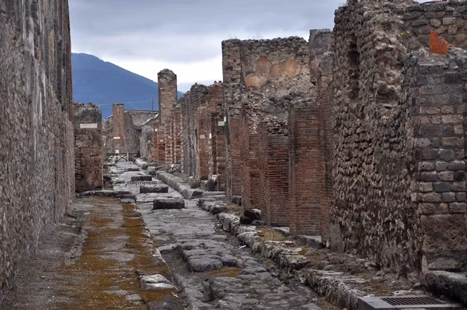 Phát hiện điện thờ La Mã dưới tro núi lửa 2.000 năm ở Pompeii Phat hien dien tho La Ma duoi tro nui lua 2.000 nam o Pompeii