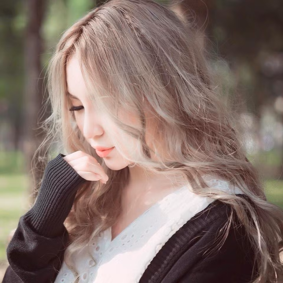 9x Sài thành này còn sở hữu nhiều tài lẻ trong lĩnh vực nghệ thuật như: nhảy, diễn xuất, ca hát, chơi nhạc cụ dân tộc, làm MC, người mẫu.