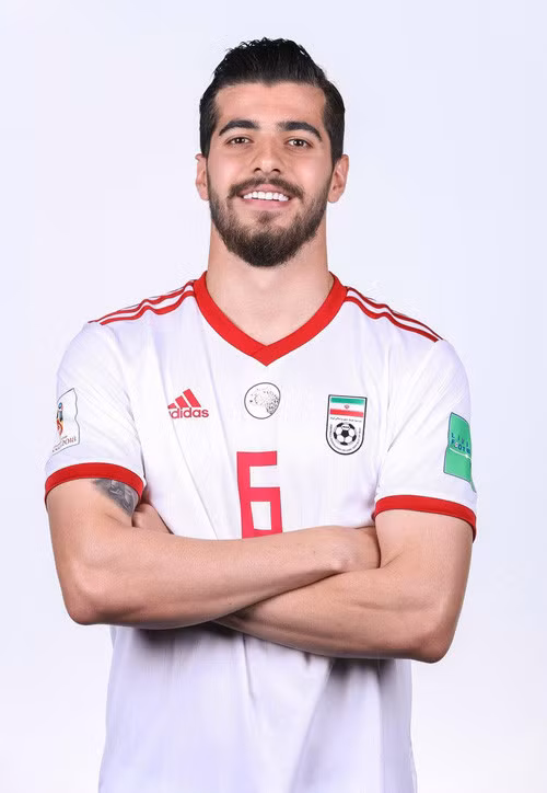 "Bạn đã thấy ảnh các cầu thủ Iran dự World Cup chưa? Các cô gái đã chọn xong đội bóng yêu thích rồi đấy". Một fan nữ khác bị nhan sắc của các chàng trai đến từ Iran mê hoặc.