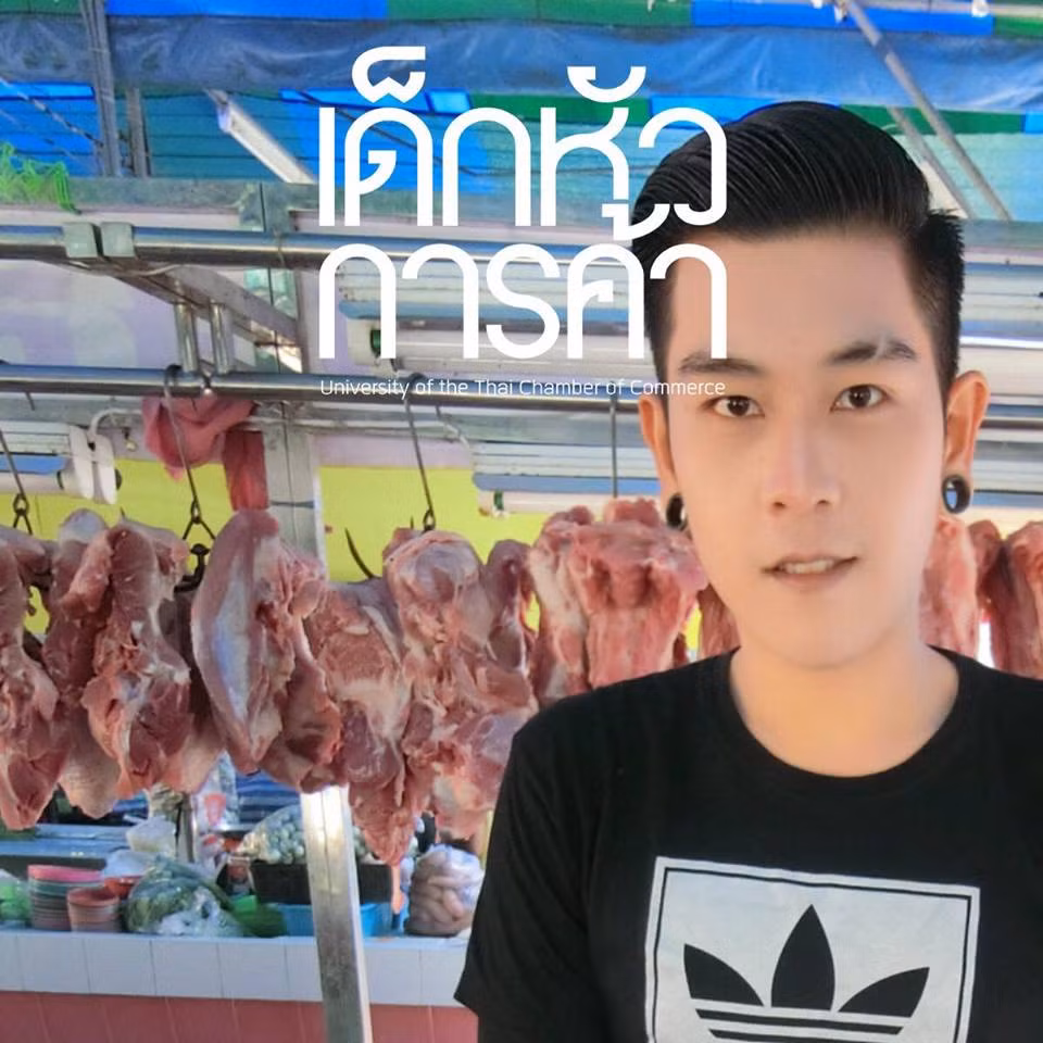 Sau thời gian tìm kiếm, thông tin về anh chàng bán thịt lợn điển trai cuối cùng cũng lộ diện, đó là Bancha Taeduemphan, đang sinh sống tại Chiang Mai miền Bắc Thái Lan.
