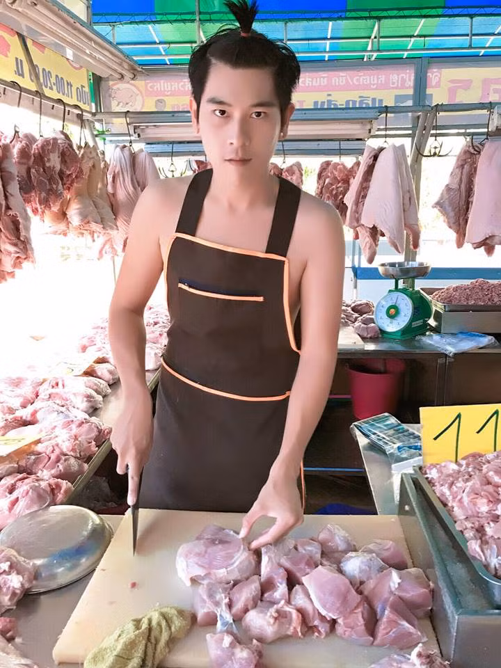 Sở hữu gương mặt điển trai, làn da trắng trẻo cùng vẻ ngoài đầy chất "công tử", chàng trai bán thịt lợn này đã khiến các chị em không ngừng tìm kiếm thông tin về mình.