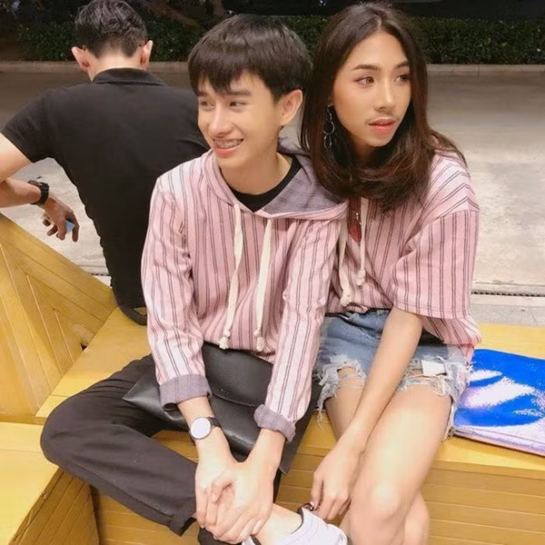 Thời gian vừa qua, vượt qua những trở ngại về quan điểm giới tính, nhiều cặp đồng tính đã công khai, thậm chí còn liên tục khoe ảnh ngọt ngào khiến MXH phải ghen tị, điển hình như cặp đồng tính nam Thái Lan là Month và Fluke.