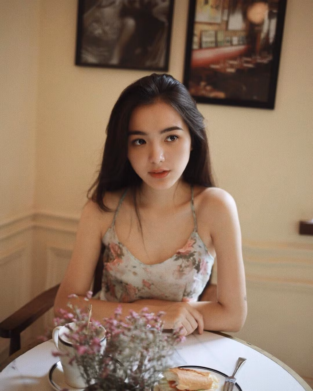 Thiên Trang cho biết những bức ảnh mình mặc áo dài được chụp cách đây 1 năm. Sắp tới, 5/9 khi trường khai giảng năm học mới cô bạn mới có dịp mặc lại đồng phục mà mình yêu thích nhất này.