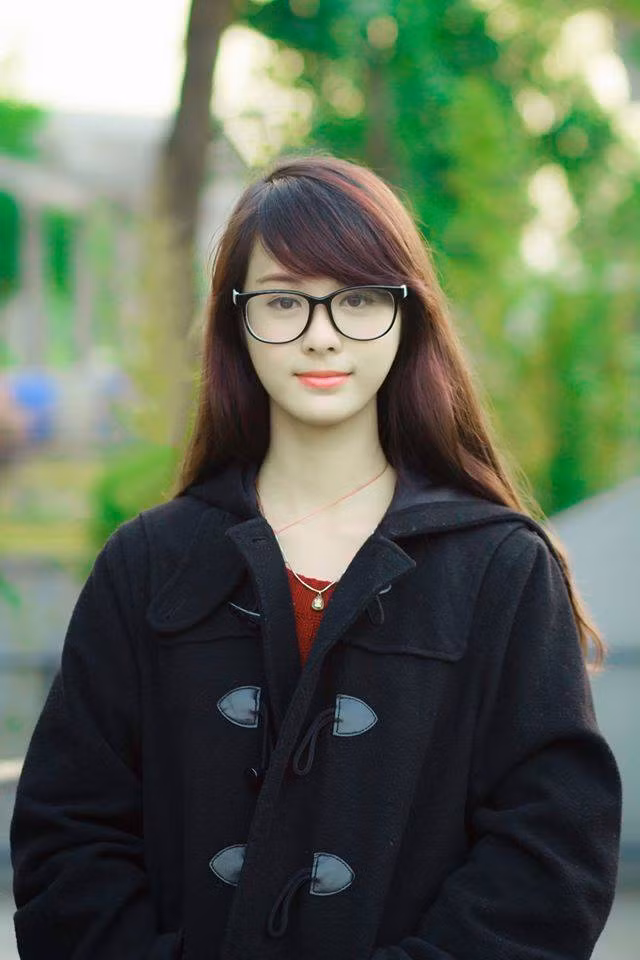 Tò mò về danh tính của cô gái này, cư dân mạng đã mở hẳn một cuộc điều tra và sau nhiều giờ tìm kiếm thì những thông tin của cô gái này đã được các "thánh mạng" tìm ra.