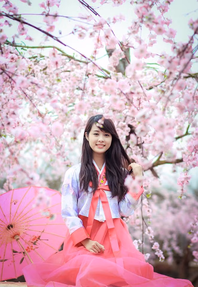 Cũng theo chia sẻ của bạn bè trong trường cấp 3 của Thái Hà thì trong trường nhiều nam sinh cũng chết mê với vẻ đẹp của cô gái 9X Hải Phòng này và đặt cho cô biệt danh là "thiên thần tỷ tỷ".