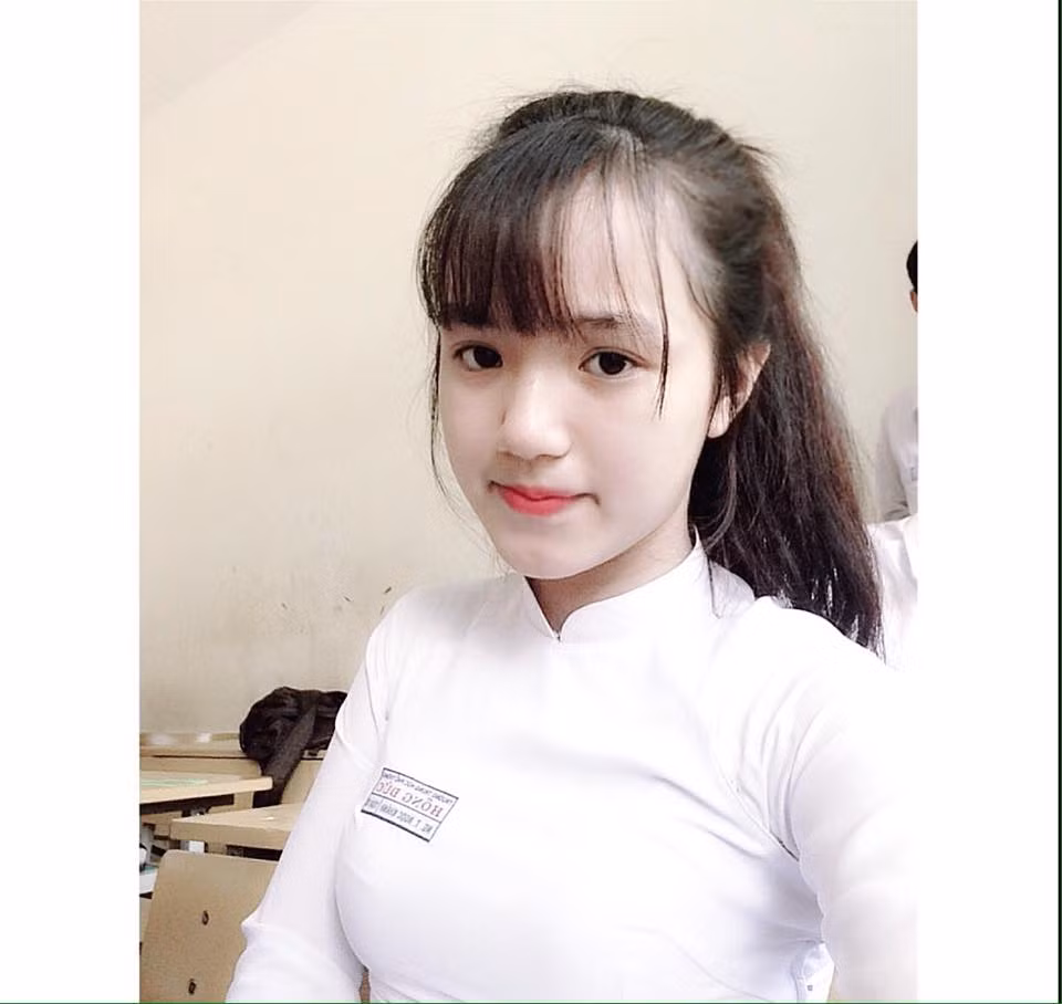 Từ khuôn mặt bầu bĩnh dễ thương, đôi mắt to tròn và đôi môi quyến rũ là điều mà Ngọc Khánh chinh phục trái tim của cộng đồng mạng, đặc biệt là cánh mày râu.