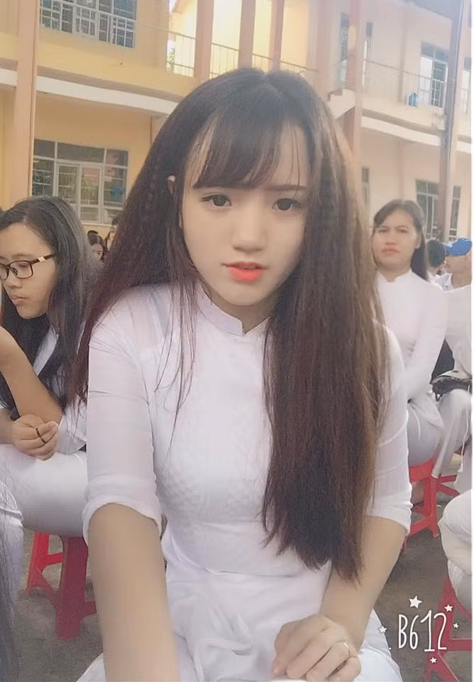 Trong áo dài Ngọc Khánh cực rạng rỡ dưới ánh nắng của phố Núi - Tây Nguyên.