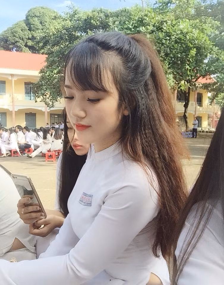 Ngay sau khi những bức ảnh của nữ sinh Đắk Lắk trên được đăng tải công khai trên mạng xã hội, dân tình cũng chẳng mất quá nhiều thời gian để có được thông tin cá nhân của nhân vật. Đó là nữ sinh Nguyễn Thị Ngọc Khánh hiện đang học lớp 12A10 trường THPT Hồng Đức, TP Buôn Ma Thuột, Đắk Lắk.