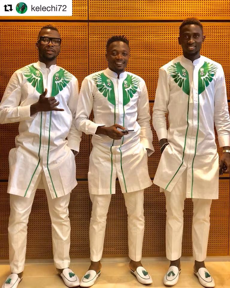 Điểm nhấn của trang phục di chuyển của các cầu thủ Nigeria đến World Cup lần này đó là chiếc cổ áo in hình cánh đại bàng xanh biểu tượng cho đội tuyển nước này.