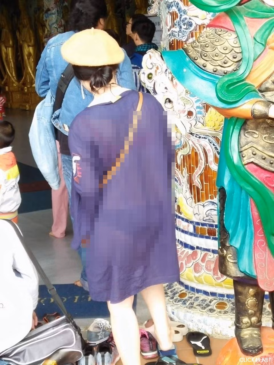 Trong khi đó, nickname M.V thì lại bình luận rằng: "Nhiều người nói trang phục đến chùa không quan trọng. Nhưng theo mình, nó quan trọng lắm. Ăn mặc lõa lồ đầu tiên là không tôn trọng người xung quanh, tiếp theo là không tôn trọng nơi linh thiêng như đền, chùa".