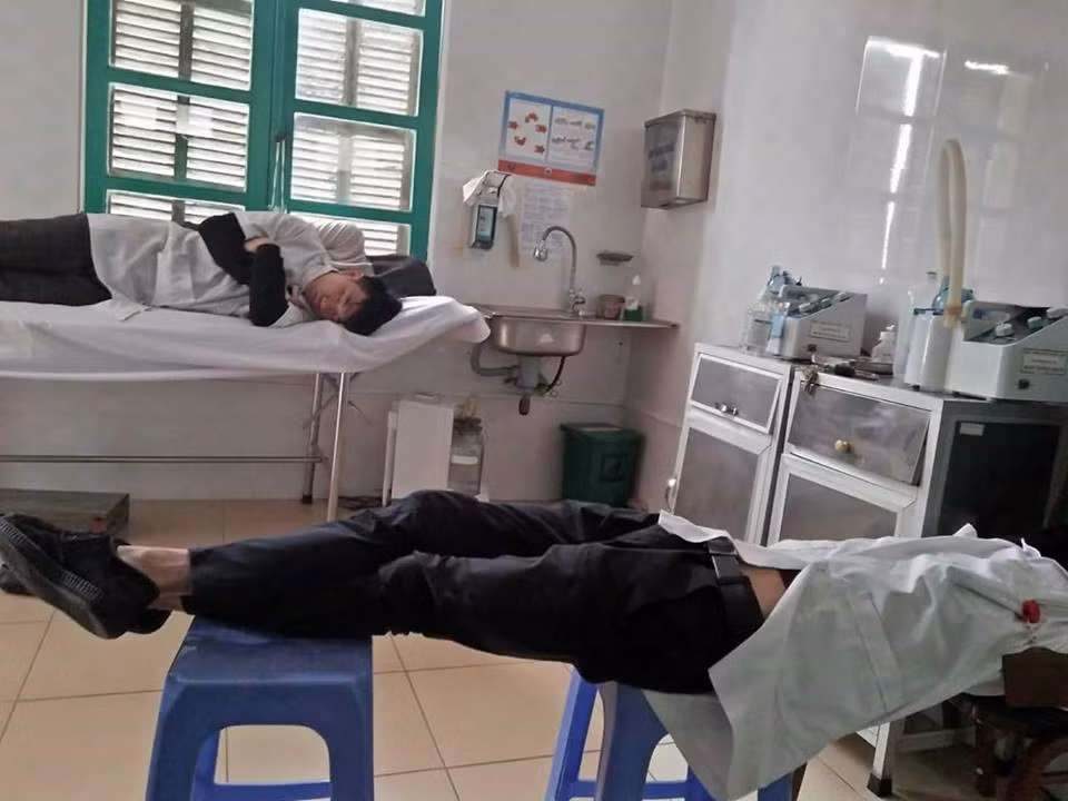 Chia sẻ về những bức hình này Hoang Kien(sinh viên thực tập năm cuối của ĐH Y Thái Bình cho biết: "Với những bệnh viện tuyến tỉnh được ngủ là điều khá xa xỉ, bình thường bọn mình chỉ tranh thủ ngủ ở ghế của phòng chờ khám chữa bệnh, không thì gục vào tường của nhà ăn dành cho CBNV bệnh viện thôi".