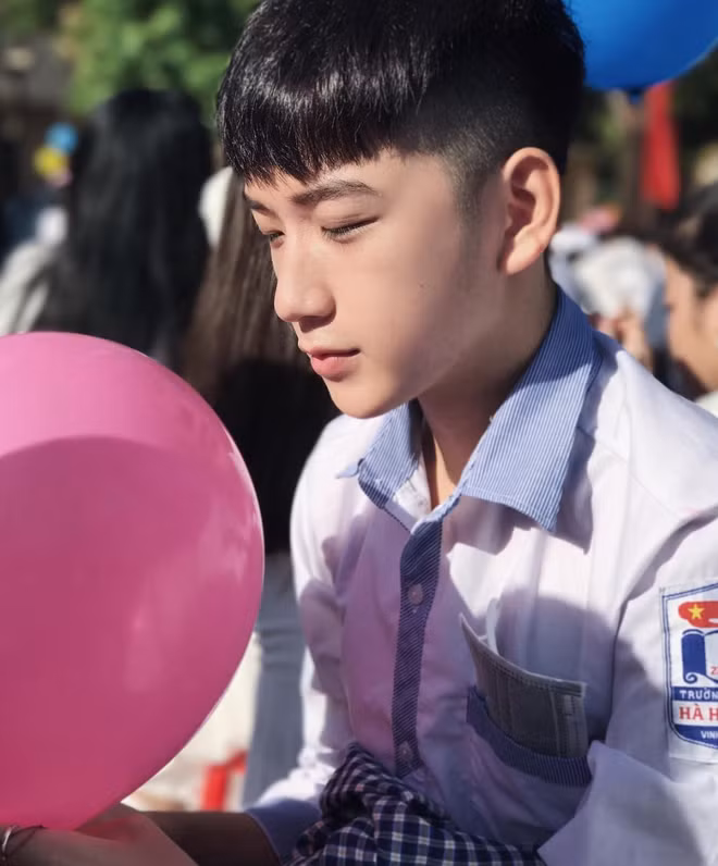 Theo tìm hiểu, chàng nam sinh 10X Nghệ An được tìm kiếm có tên Nguyễn Tuấn Việt (sinh năm 2001, tại Hà Nội). Hiện cậu bạn này đang sinh sống và học ở trường THPT Hà Huy Tập (TP.Vinh, Nghệ An).