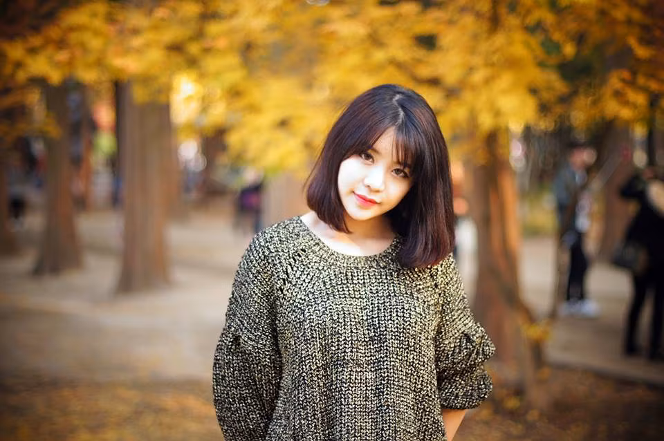 Gần đây, cư dân mạng chú ý tới cô gái có nickname là Hạt Mít sinh năm 1990 với khuôn mặt đẹp giống ngôi sao điện ảnh Hallyu của Hàn Quốc. Để có được khuôn mặt như hiện tại, Hạt Mít đã phải trải qua 8 chỉnh sửa. Hạt Mít bắt đầu sửa sang mặt mũi từ năm 18 tuổi và tới gần đây cô mới ưng ý với khuôn mặt của mình.