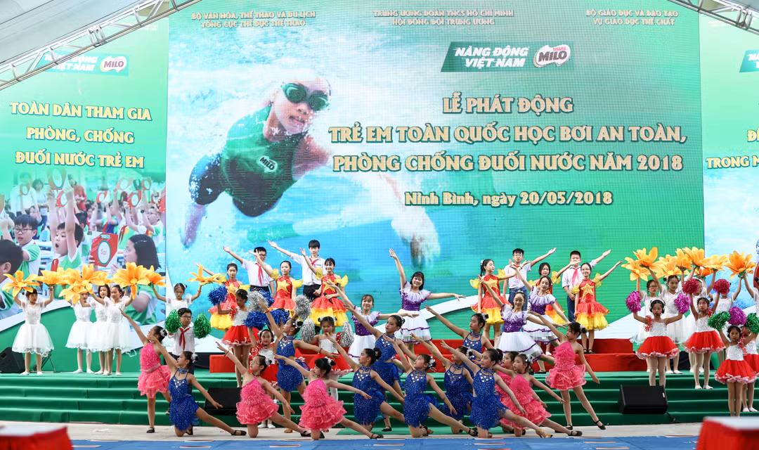 Thời gian vừa qua, rất nhiều trường hợp đuối nước thương tâm trên cả nước đã xảy ra. Đa phần nạn nhân của những vụ đuối nước là trẻ em. Chính bởi vậy việc đào tạo kỹ năng bơi lội, phòng chống đuối nước luôn được toàn xã hội vô cùng quan tâm. Vì thế, hôm nay, Bộ Văn Hóa - Thể Thao và Du Lịch, Tổng Cục Thể Dục Thể Thao tổ chức Lễ phát động trẻ em học bơi an toàn, phòng, chống đuối nước.
