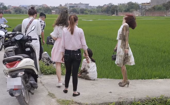 Những cánh đồng bao la, xanh mướt tầm mắt từng nhiều lần lọt vào những vần thơ, câu hát của người nông dân. Nhưng với những bạn trẻ thành phố, phải chăng cũng vì mải ngắm những thửa ruộng nên thơ ấy mà quên mất rằng mình đang cầm lái để rồi phải rơi vào tình trạng dở khóc, dở cười của những pha ngã ruộng.
