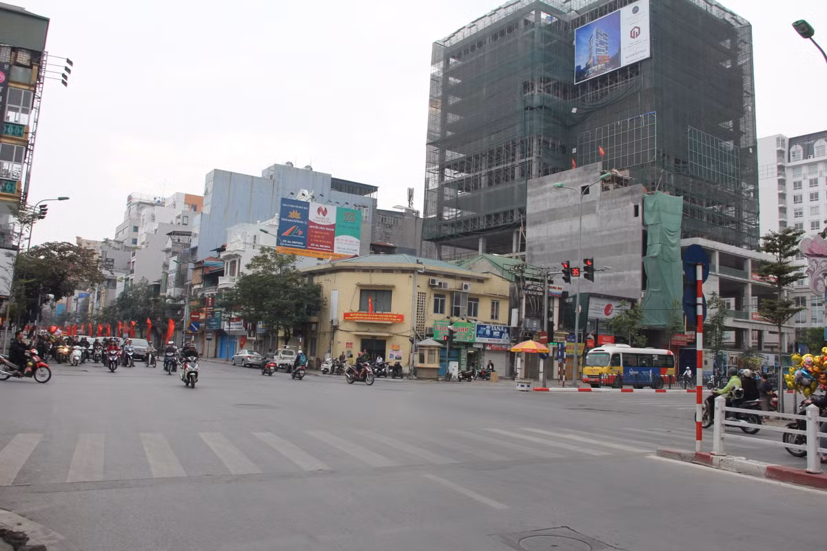 Chiều 30 Tết (27/1), đường phố Hà Nội trở nên vắng vẻ sau khi những người lao động ngoại tỉnh và sinh viên đã trở về quê đón Tết Nguyên đán Đinh Dậu 2017 cùng gia đình.