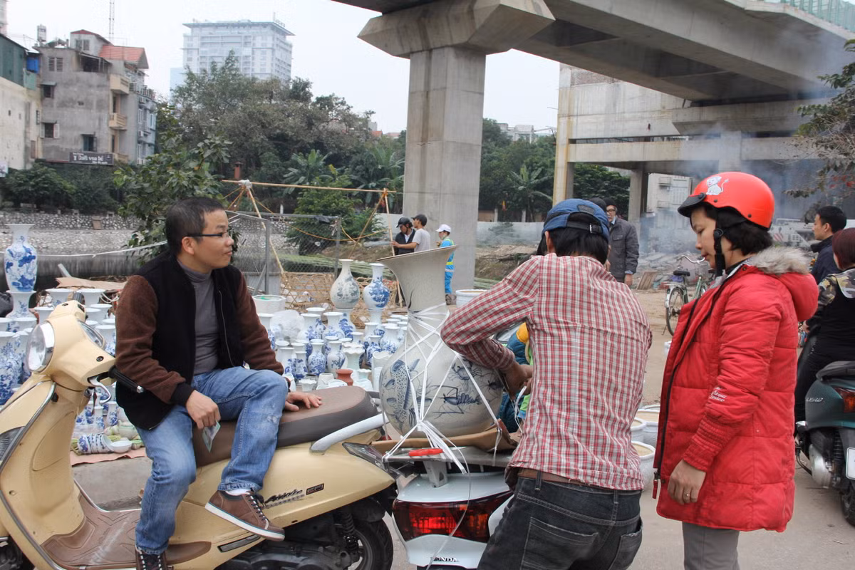 Người bán và người mua đều hối hả.