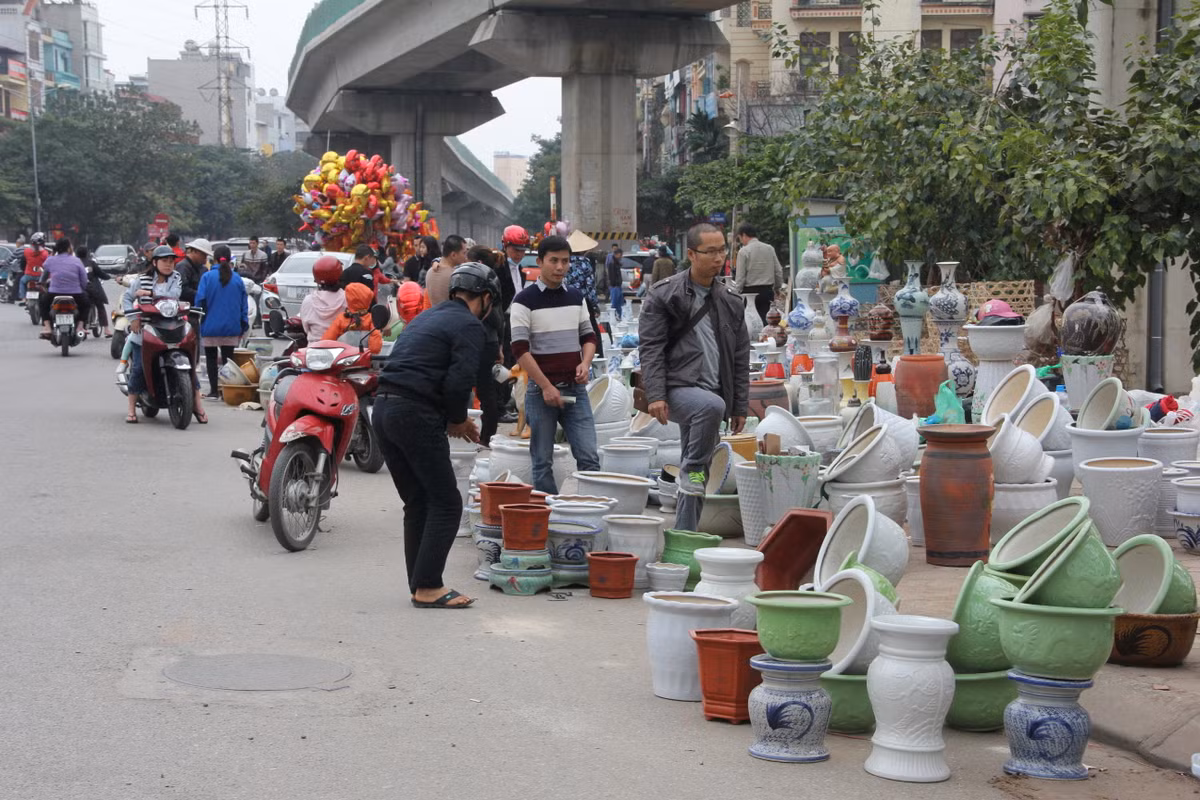 Ở một góc phố Hào Nam, những người bán chậu cảnh cố trụ lại bán nốt hàng để chuẩn bị về quê ăn Tết.