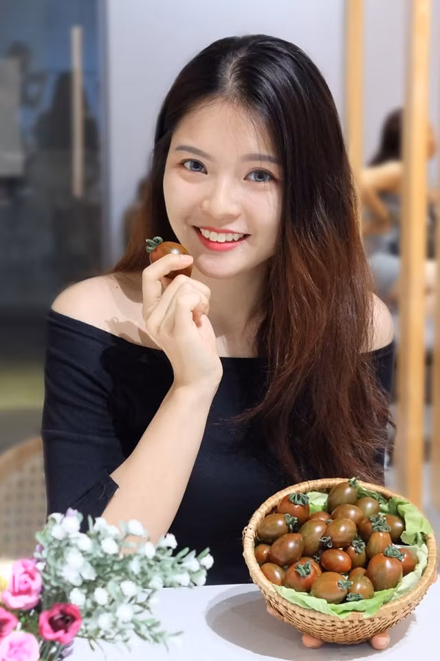 Với quyết tâm chứng minh bản thân có thể thay đổi, Ngọc bắt đầu tập luyện thể thao và ăn kiêng. Sau 2 tháng kiên trì, 9X giảm 8 kg, còn khoảng 53 kg với chiều cao 1,64 m.