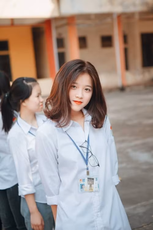 Cũng chỉ sau vài click chuột, danh tính của "nữ thần áo trắng" đã được dân mạng tìm ra, đó là nữ sinh Phú Thọ - có tên Khánh Ly. Hiện là học sinh trường trường THPT chuyên Hùng Vương (Phú Thọ).