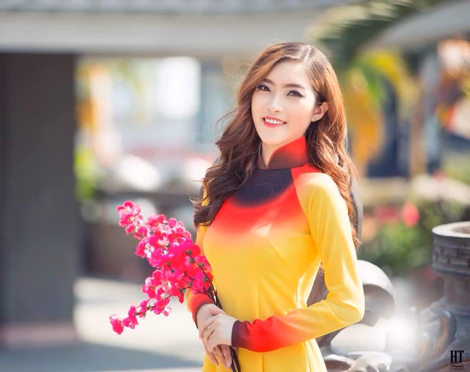 Cô hot girl xinh đẹp Sài thành có tên đầy đủ Đồng Thảo My (sinh năm 1994), hay còn biết đến với nickname Meena hiện đang sinh sống và làm việc tại TP HCM.