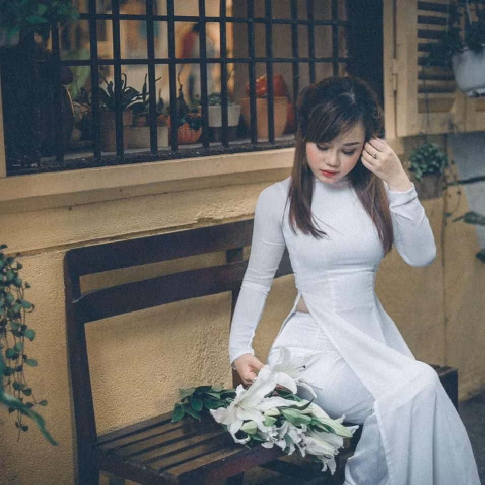Còn về mặt tài chính, cô gái Hà thành gây sốc với thông điệp kén rể có viết rằng:" Ưu điểm về ngoại hình ưa nhìn, da trắng và thu nhập ổn định. Tài khoản ngân hàng chuẩn bị sang 9 con số 0. Đã có nhà, có xe riêng, tự nai lưng ra làm, không xin xỏ, không mồi chài ai”.