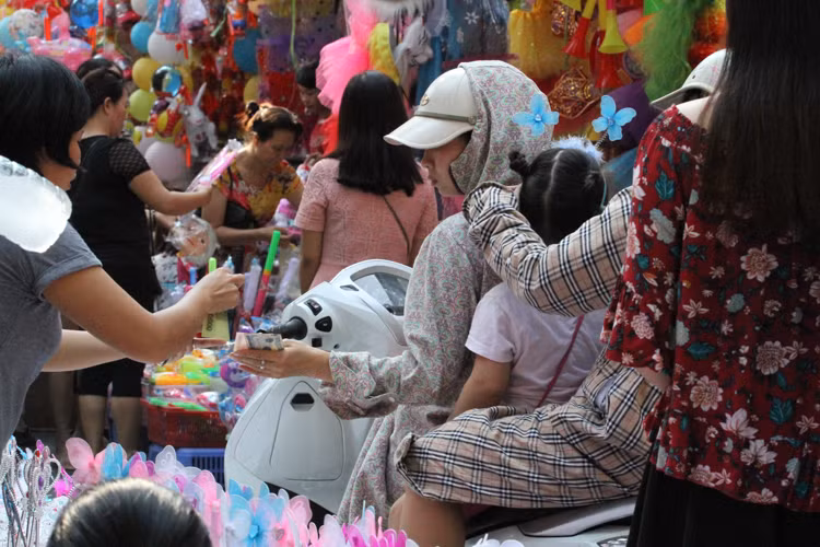 Tuy nhiên, do lượng khách quá đông nên nhiều điểm trông xe ở phố Hàng Mã tranh thủ chặt chém. Cụ thể, ở đầu phố Hàng Mã và Hàng Cót, một số chủ trông xe thu đến 20.000 đồng/xe máy.