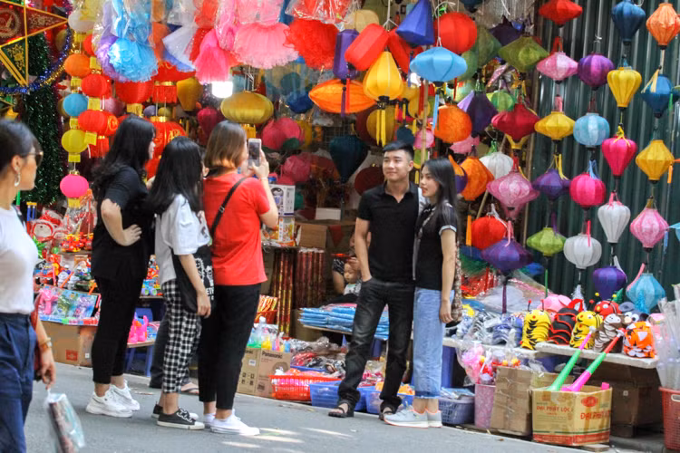 Và dĩ nhiên lên phố Hàng Mã, các bạn trẻ không thể không chụp ảnh check-in...