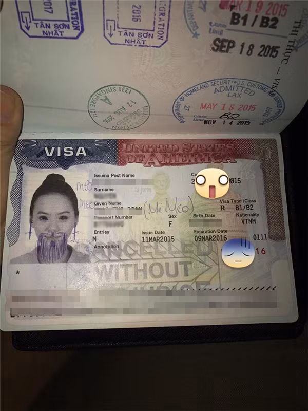 Facebooker Đ.T.N chia sẻ ba bức ảnh khá “thê thảm” chụp thị thực và hộ chiếu bị phá hoại, vẽ kín mặt như thời xưa ta hay vẽ bậy vào sách giáo khoa vậy.