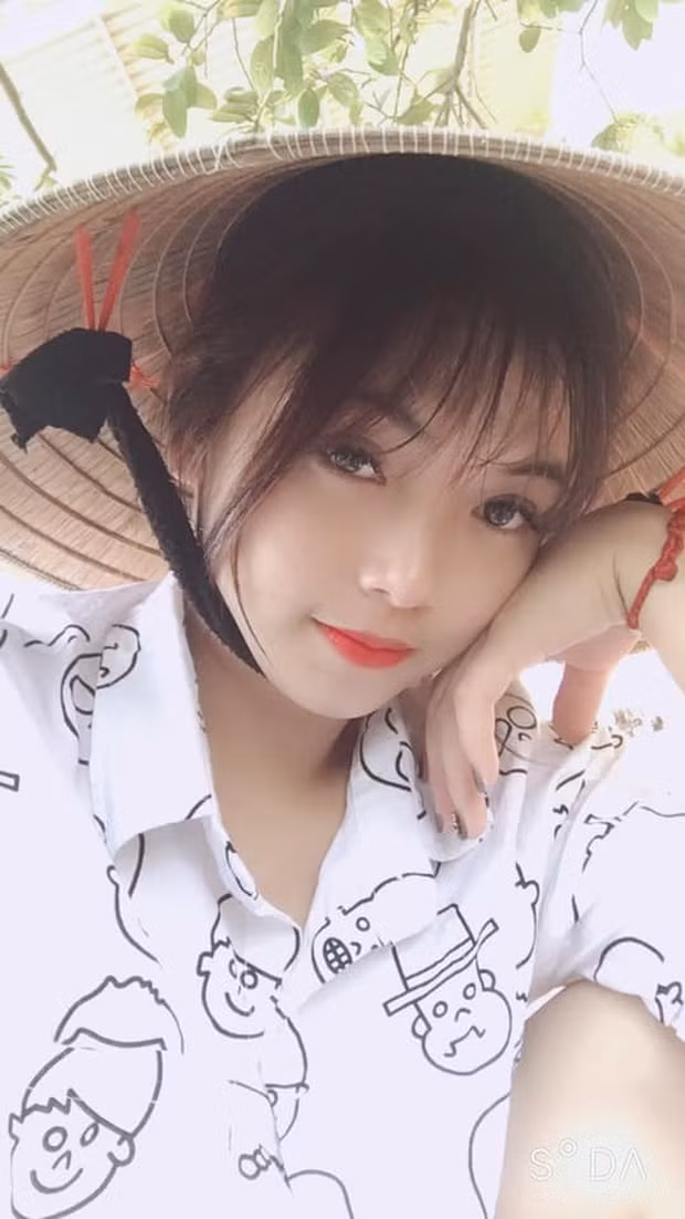 Về phản ứng của cư dân mạng với clip, Hạ cũng biết hết. Cô bạn cảm thấy vui vui vì có nhiều bình luận khen mình xinh, đồng thời vô cùng chạnh lòng, thậm chí là bức xúc khi có một số người đặt điều, ném đá mình.