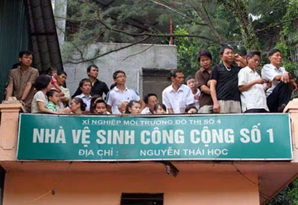 Khi sân Hàng Đẫy (Hà Nội) hết chỗ, NHM trèo lên nóc nhà vệ sinh để xem trận derby giữa Hà Nội T&amp;T và CLB Hà Nội.
