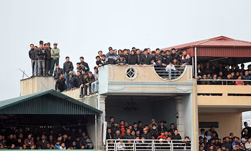 Năm 2012, khi Thanh Hóa tiếp đón SLNA trên sân nhà, trong sân đã không còn một chỗ trống. NHM xứ Thanh đã chọn cho mình việc trèo lên những ngôi nhà xung quanh sân để thưởng thức món ăn tinh thần cuối tuần này.