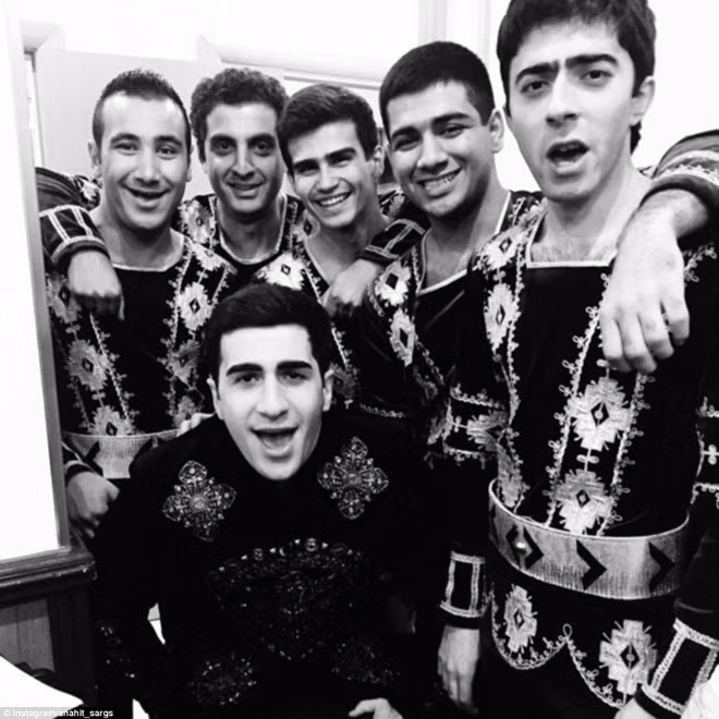 Chú rể Sargis Karapetyan (23 tuổi, người gốc Armenia) sẵn sàng để biểu diễn vũ điệu dân tộc cùng các bạn nhảy của mình. Chú rể Sargis Karapetyan (23 tuổi, người gốc Armenia) sẵn sàng để biểu diễn vũ điệu dân tộc cùng các bạn nhảy của mình.