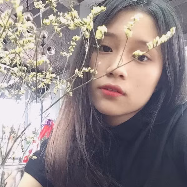 Ngay sau đó, những thông tin của cô nàng mặc đồng phục đứng góc lớp trên đã được các "thám tử" trên mạng xã hội tìm kiếm và kết quả đó là nữ sinh có tên Vân Trang, là một trong những học sinh ưu tú của lớp 12 trường THPT Trần Phú, Vĩnh Phúc.