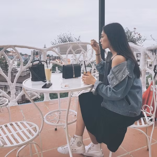 Cũng bởi vì ngoại hình có phần nổi bật này mà Vân Trang được không ít người nhắn tin kết bạn, làm quen khiến cô bạn khá bối rối và ngượng ngùng.
