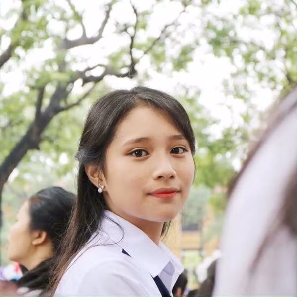 Đôi mắt to đen láy và gương mặt ưa nhìn, dù có đứng góc lớp chụp ảnh, nữ sinh lớp 12 đến từ Vĩnh Phúc tên Vân Trang vẫn khiến nhiều trái tim loạn nhịp. Ảnh trong bài: Facebook nhân vật.