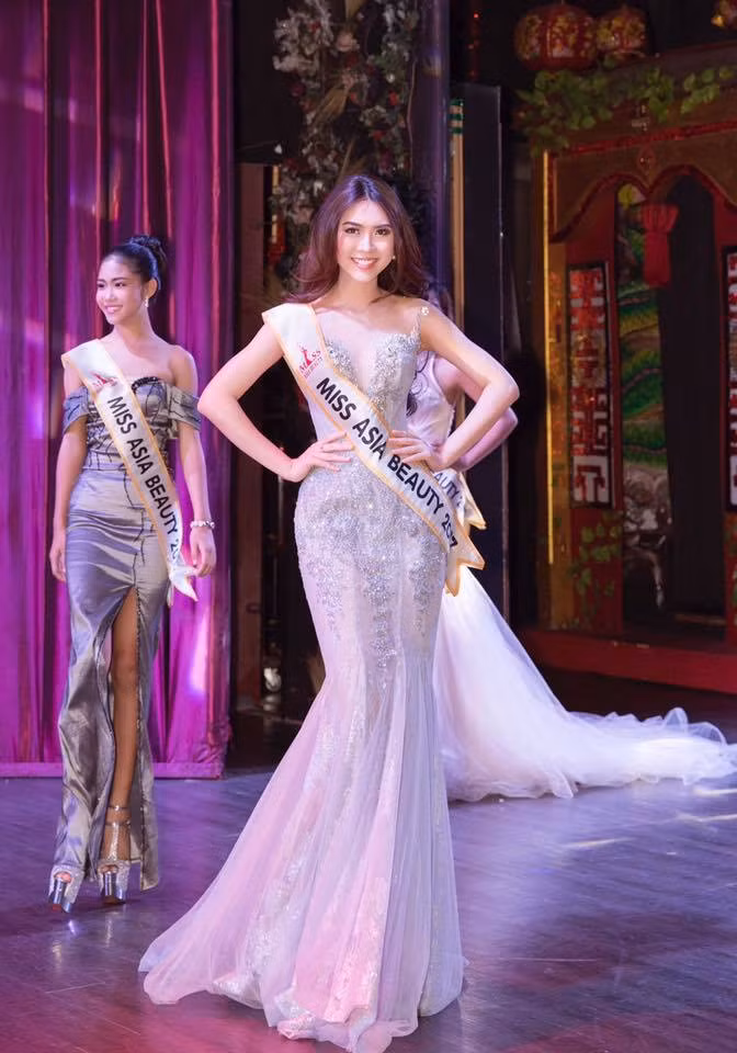 Trong phần thi tài năng, cô bạn fan nữ bóng đá này đã chọn ca khúc "Quê hương" làm nhạc nền cho bài múa ngợi ca quê nhà.