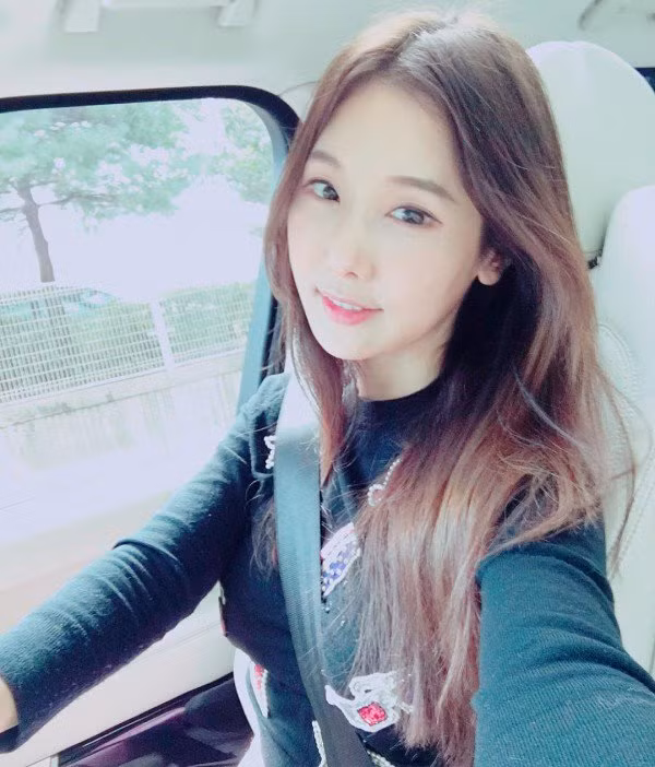 Con gái của Lee Soo Jin - Jena đã từng thẳng thắn bày tỏ rằng: "Mẹ bị nghiện mạng xã hội và chỉ quan tâm đến bản thân mình". Thậm chí, khi Jena sắp thi và cần sự động viên quan tâm từ mẹ nhưng Lee Soo Jin vẫn chăm chăm "sống ảo". Ảnh trong bài: Instagram nhân vật.