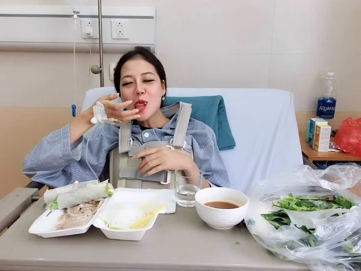 Chủ nhân của câu chuyện ho gẫy lưng là của cô bệnh nhân có nickname Phạm Thảo Linh. Câu chuyện của cô bạn này nghe đầu tưởng đùa vì trước giờ làm gì có ai ho đến mức gãy cả xương lưng. Vậy mà nay chuyện đã xảy ra thật khiến cộng đồng mạng được phen thắc mắc, vừa thương mà vừa cảm thông vô cùng với Linh.