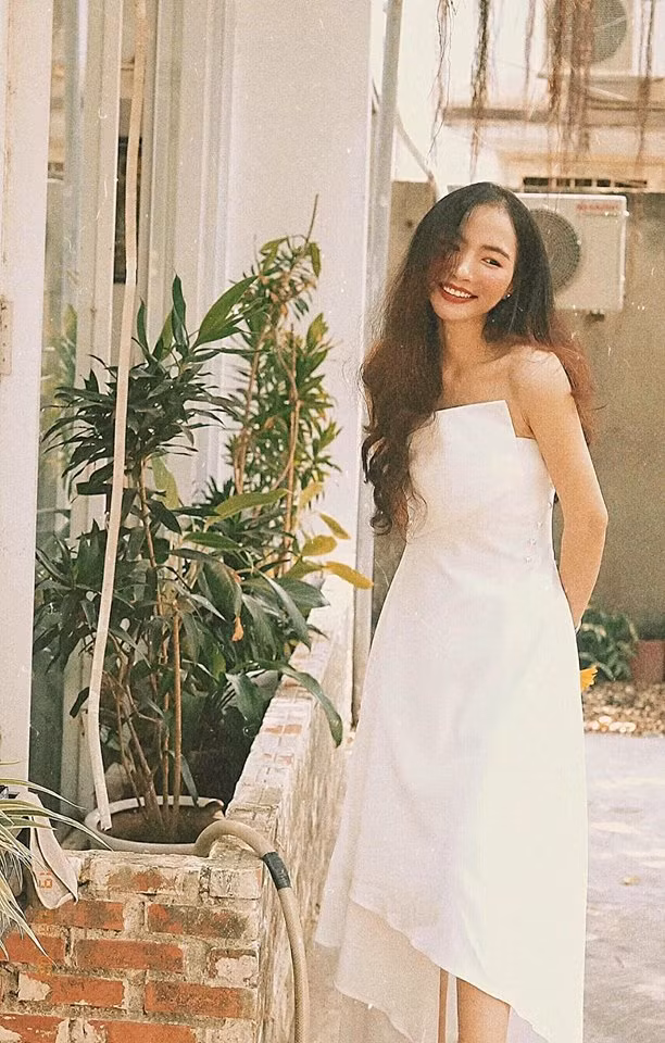 "Bình thường mình khá là bận, nên thi thoảng tụi nhóm bạn đam mê máy ảnh Film gặp nhau cà phê, rồi mấy bạn lại lấy máy ảnh chụp mình. Mình cũng có khiếu chụp ảnh nên đôi lúc mình vẫn nhận chụp vài bộ ảnh kỉ niệm cho mấy anh chị trong cơ quan hoặc vào dịp lễ kỉ niệm nào đó của người quen ạ". Nữ giảng viên ĐH Kinh tế Kỹ thuật Bình Dương chia sẻ.