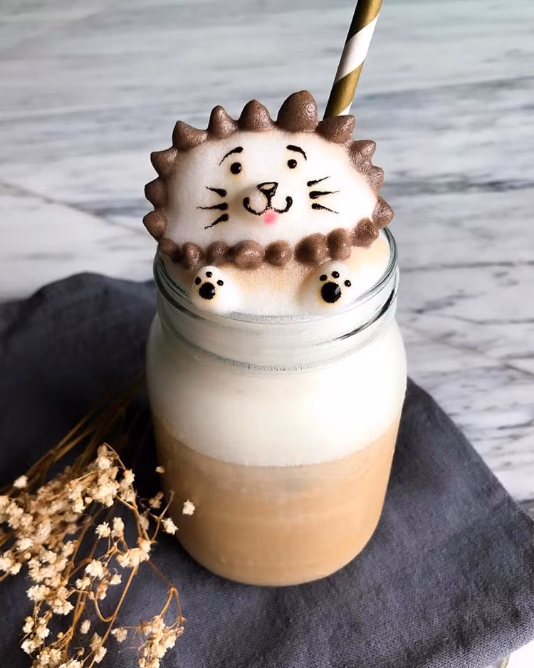Trước câu hỏi có phải khi thêm một lớp bọt trắng, cà phê sẽ bị nguội và uống mất ngon hay không, Tan cho hay cô dùng cốc 2 ngăn để pha chế, dù không thể nóng như cà phê bình thường nhưng vẫn đủ không làm mất vị ngon.