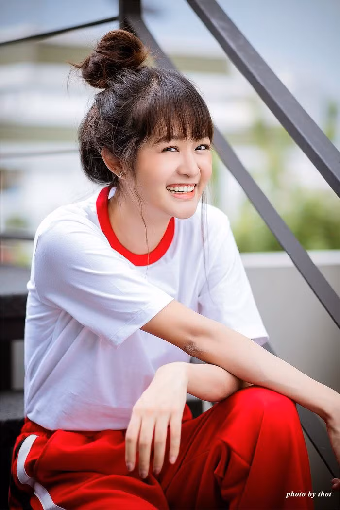 "Hot girl thể dục" Thái Lan được nhắc tới đó là Apichana G Werasombati sinh năm 1997, hiện là sinh viên khoa Nha khoa của trường Đại học Khon Kaen thuộc vùng Đông Bắc Thái.